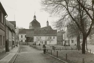Mühlberg. Heinstraße in Mühlberg : Mühlberg (Kreis Bad Liebenwerda), Heinstraße, Blick zur Frauenkirche
