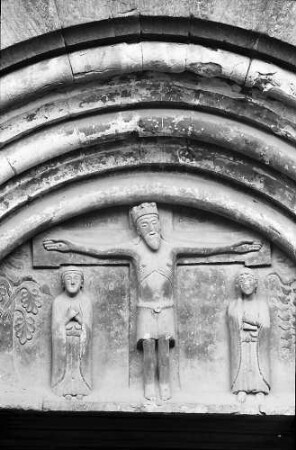 Schwäbisch Gmünd: Christusfigur über dem romanischen Portal der Johanniskirche