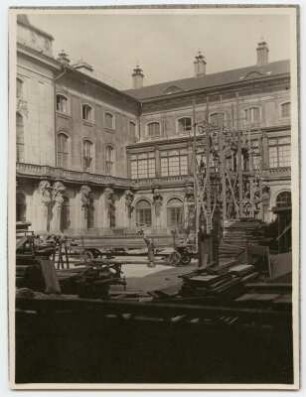 Dresden-Neustadt. Umbau des Japanischen Palais. Baumaterial im Innenhof
