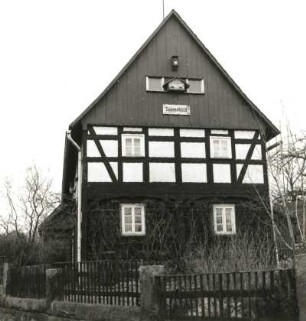 Hohnstein-Waitzdorf. Wohnhaus (Haus "Sonnenblick"), Nr. 15. Anfang 19. Jahrhundert. Giebelfront mit Einfriedung