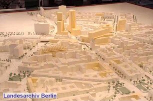 Rundgang des Regierenden Bürgermeisters von Berlin, Klaus Wowereit durch den Bezirk Charlottenburg.
