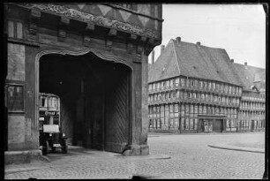 Halberstadt (vermutlich). Schmuckportal mit Durchfahrt, Waage für Fahrzeuge, Fachwerkhaus und Ladengeschäfte für Kohlen, Holz und Briketts sowie Opekta Ernst K.