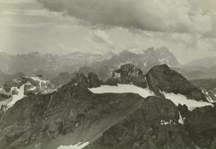 Italien. Dolomiten. Marmolatagruppe. Blick vom Abstieg der Marmolata nach Süden. Im Süden Palagruppe, im Vordergrund Ombretta, Mitte Civetta