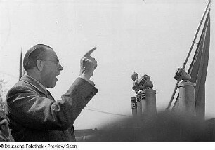 Aufnahmen von den Feierlichkeiten zum 1. Mai 1946 in Berlin : Otto Grotewohl am Rednerpult