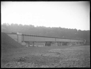 Brücke über Fluss (Donaubrücke in Tuttlingen ?)