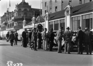 Presseschau : Männer betrachten die Expeditionsfahrzeuge bei einer Presseschau in Durban