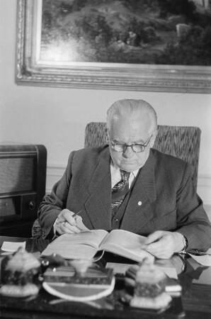 Reportage: Präsident Wilhelm Pieck im Schloss Niederschönhausen : Wilhelm Pieck am Schreibtisch
