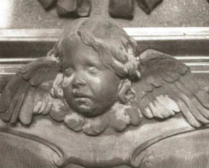 Grabmal der Familie Zbirovský : Amort, Vilém: Grabmal der Familie Zbirovský. Stein (?). 1906. Detail: Engelsflucht. Prag-Vyšehrad, Friedhof Vyšehrad