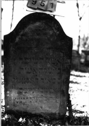 Grabstein 951 (Index: 99753144) Material: Sandstein Zustand: leicht verwitt/abgeblätt/Textverlust Maße HxBxT: 106x62x10 cm Beschreibung: Stele, eingezog. Segmentbogenabschl. , rechteck. Schriftfeld eingetieft: Grabstein 951