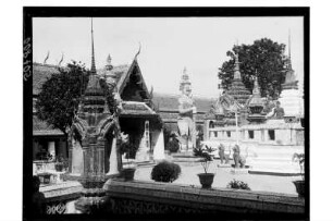 Wat Phra Kaeo : Bangkok. Die beiden Torwächter im Wat Phra Kaeo, 1908