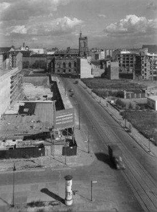 210° Panorama, Bild 4 von 10. Blick von der Sektorengrenze Zimmerstraße über die Baustelle Axel-Springer-Verlagshaus bis Richtung Baustelle GSW-Hochhaus. Berlin-Kreuzberg, Rudi-Dutschke-Straße