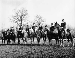 BAT Betriebsreitergruppe 1971 : BAT Betriebsreitergruppe. Pferd und Reiter stehen in Reih und Glied