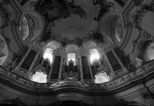Neresheim: Orgelempore der Abteikirche von unten