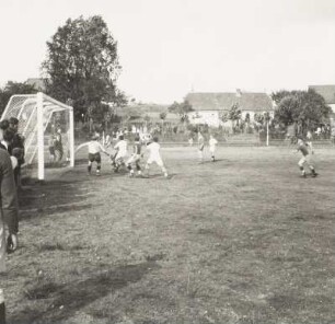 Fußballfeld mit Zuschauern während eines Fußballspiels