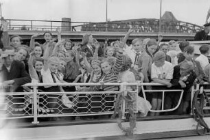 Dampferfahrt von Treptow : Winkende Schiffspassagiere