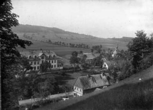 Dorfmitte mit Kirche und Schule : Zw. Kirche und Schule - das Kermer-Gut und die Engelhardt-Schneidmühle