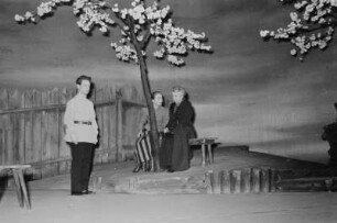 Szenenbilder aus " Die Familie" von I. Popow mit H. Thate, F. Nowack, K. F. Feudel, K. Weber, H. Scholz, E. Meyer, J. Thomas, L. Loebinger, H. Dieckhoff, S. Haacker, Maxim-Gorki-Theater, Premiere 02.12.1953