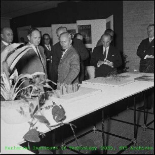 Eröffnung der Ausstellung "Formen und Farben der Atomwelt" des Kernforschungszentrums Karlsruhe (KfK)