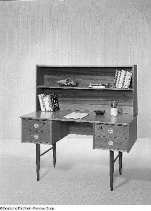 Schreibtisch mit Regalaufsatz (Modell 1568-69)