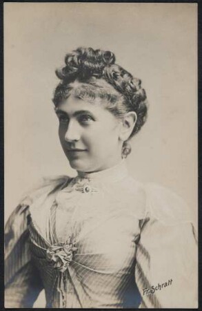Porträt Katherina Schratt. Fotografie (Weltpostkarte mit gedrucktem Namenszug). Wien, um 1890
