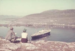 Reisefotos Norwegen. Hammerfest. Ortsansicht mit zwei Schiffsreisenden. Blick zum vor Anker liegenden Passagierschiff "Patria" (1938) der Hamburg-Amerikanische Packetfahrt-Actiengesellschaft (HAPAG)