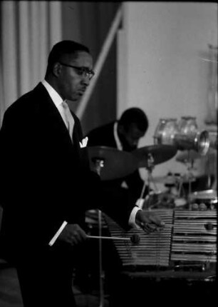 Donaueschingen: Donaueschinger Musiktage; Stadthalle; Modern Jazz Quartet; Milt Jackson am Vibraphon