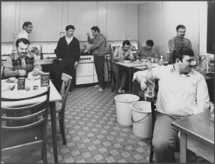 In einer Wohnheim-Küche. Gastarbeiter kochen gemeinsam ihr Essen. Aufgenommen 1970