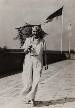 Dame mit Sonnenschirm