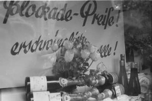 Berlin. Schaufenster eines Geschäftes mit Werbung "Blockade-Preise! erschwinglich für Alle!"