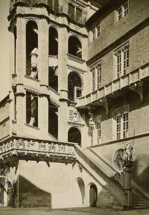 Torgau. Schloss Hartenfels (1401/1550; C. Pflüger, C. Krebs). Johann-Friedrich-Flügel bzw. Ostflügel mit Wendelstein (Sandstein; 1533/1535). Hofseite. Teilansicht