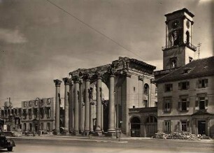Zerstörte Gebäude in der Innenstadt. Evangelische Stadtkirche
