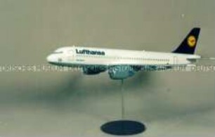 Modell des Flugzeugs "Lufthansa-Airbus A 320-200" auf Ständer