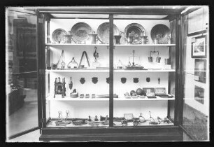Wandteller u.a. Ausstellungsgegenstände in Vitrine stehend im Grafschaftsmuseum in der Kilianskapelle