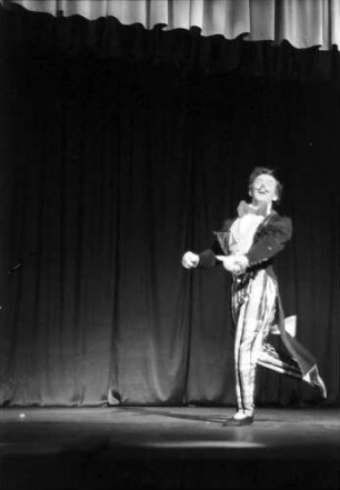 Berlin: Kabarett der Komiker; Erwin Hoffmann tanzt "Tanzmeister"