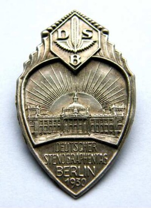 Ereignisabzeichen Deutscher Stenographentag Berlin 1930 (mit Broschennadel) : Sammlung Beinhorn. Ereignisabzeichen Deutscher Stenographentag Berlin 1930 (mit Broschennadel). Metall; Maße 47 x 27 mm (1930; Rob. Neff, Berlin). Dresden: SLUB R c 0314