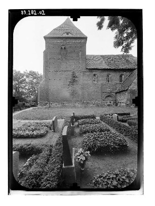 Lübow. Kirche (1210/1227 beg.). Ansicht über den Kirchhof von Süden