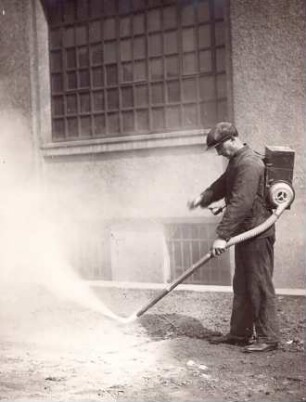 Foto eines Mannes mit tragbarer Spritze