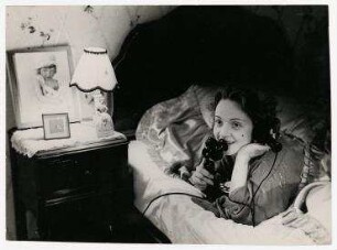 Marlene Dietrich telefoniert aus Hollywood mit ihrer Tochter in Berlin. Marlene Dietrich