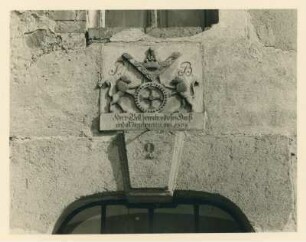 Kubschütz-Purschwitz, Nummer 2 (ehemals Nummer 9). Ehemalige Schloßmühle Purschwitz (1804/1813). Portal. Detail: Schlußstein und Relieftafel mit Zunftzeichen der Mühlenbauer