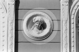 Fassadenschmuck am Wohnhaus Raiņa bulvāris 9 (Thronfolgerboulevard) in Riga