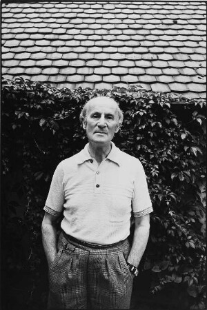 Der Komponist Ernst Hermann Meyer in seinem Garten