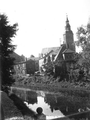 Döbeln. Stadtkirche Sankt Nikolai (1333 begonnen, 1479 Umbau, 1885 verändert). Ansicht über die Mulde mit Wehr von Norden
