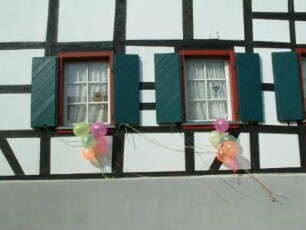 Karnevalsdekoration an einem Wohnhaus