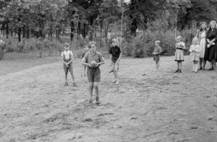 Kinderheim im Volkseigenen Betrieb "Fortschritt" : Heimkinder beim Ballspiel