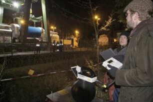 Der neunte Castor-Transport mit abgebrannten Brennstäben / Brennelementen erreichte den Verlade-Bahnhof in Dannenberg / Wendland, 21.11.05 Hier wird ein Castor vom Verladekran auf einen Tieflader umgeladen. Greenpeace-Physik-Experten messen dabei die Neutronen-Strahlung