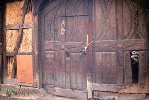 altes Hoftor mit Ornamenten