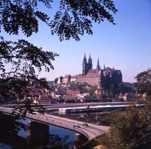 Meißen : Meißen. Silhouette der Stadt mit Albrechtsburg, Dom und Elbe. Im Vordergrund die Altstadtbrücke