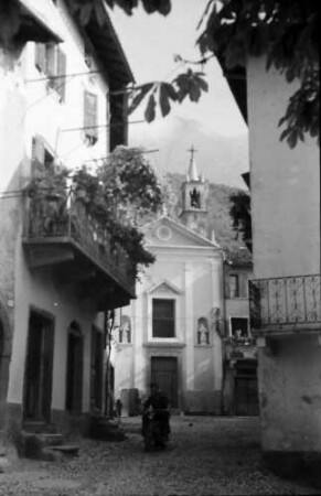 Malcesine: Gardasee, Gasse mit Kirche