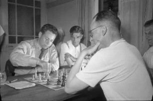 Schachwettkampf zwischen dem amerikanischen Schachmeister Arthur Bisguier und Karlsruher, Durlacher und Mühlburger Schachspielern im Gasthaus "zum Salmen".