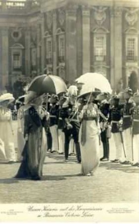 Auguste Viktoria mit der Kronprinzessin und Viktoria Luise vor dem Neuen Palais, Ehrenformation abschreitend.